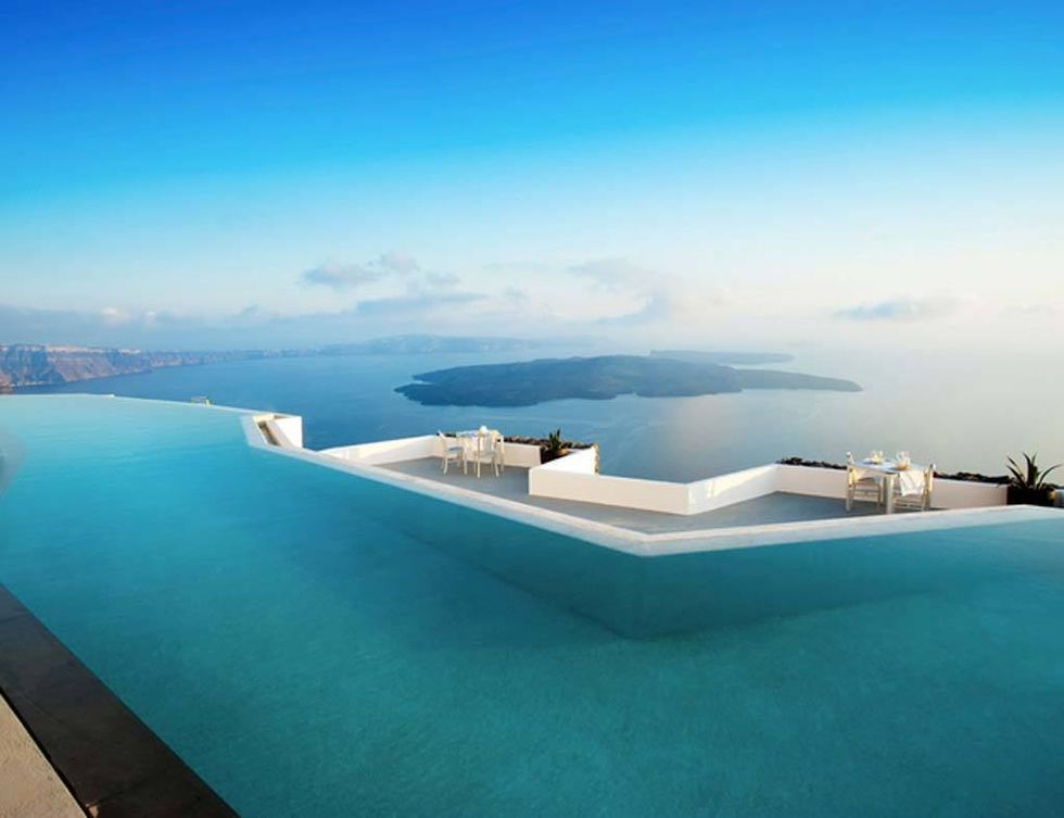 <p>De diseño geométrico, la infinity pool de este hotel se alza en las alturas del pueblo de Imerovigli, en la isla de Santorini (Grecia). </p>