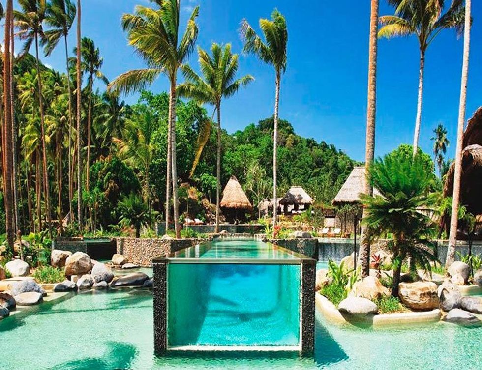 <p>Ubicado en la isla privada de Laucala (Fiji), este resort ofrece a sus afortunados (y adinerados) visitantes una zona de baño paradisíaca con una cubeta rectangular transparente. Mmmm...</p>