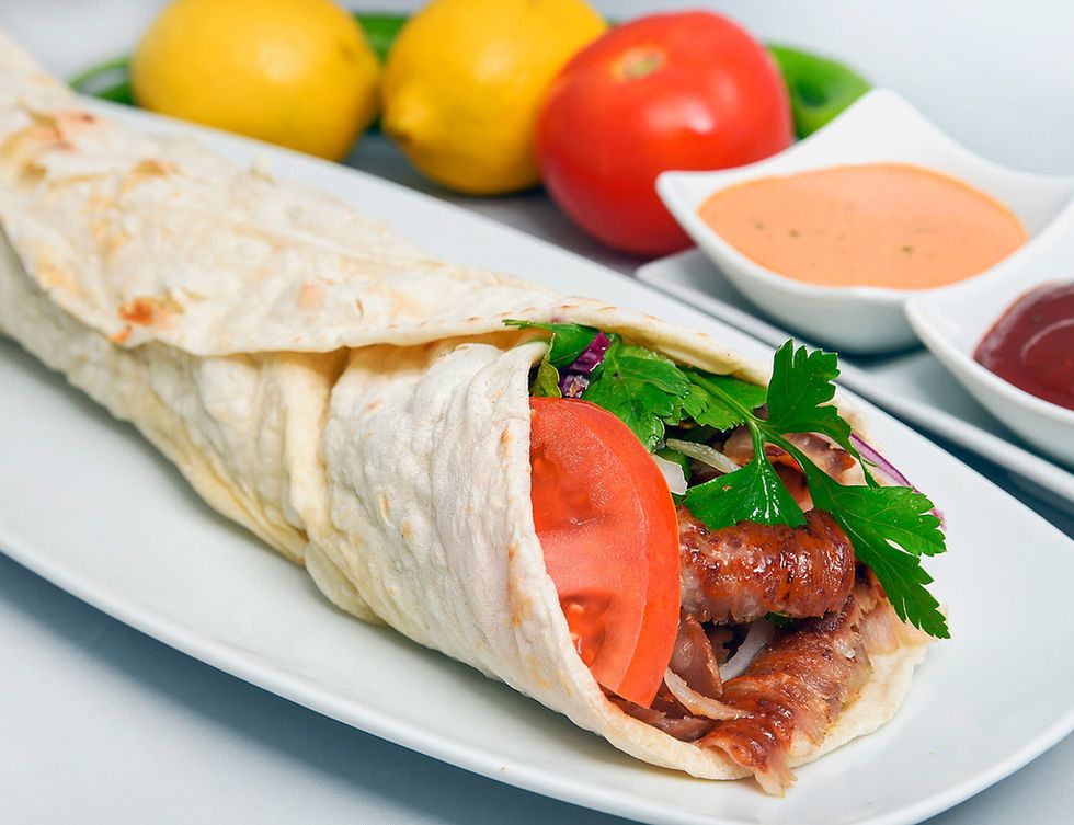 <p>¿Lo tuyo son las delicias turcas? No te resistas: este kebab lleva pan sin harina y salsas bajas en calorías. <a href="http://www.1000fitmeals.com/2015/06/127-kebap-con-pollo-macerado-en.html" target="_blank">Así se hace</a>.</p>