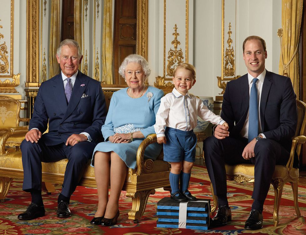 <p>Una de nuestras instantáneas preferidas del príncipe George. Tomada por Ronald Mackechnie, era la primera vez que George iba a aparecer en un sello británico, lanzado en la celebración del 90 cumpleaños de la reina.</p>
