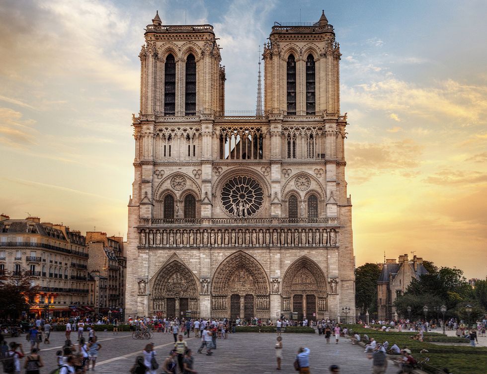 <p>En sus ocho siglos de historia, la catedral parisina ha sido testigo de numerosos acontecimientos históricos, como la coronación de Napoleón Bonaparte y de Enrique VI de Inglaterra o la beatificación de Juana de Arco. Impresiona por su majestuosidad, sus magníficas vidrieras y por las preciosas gárgolas que salpican su exterior y que se pueden admirar desde la terraza superior.</p><p>&nbsp;</p>