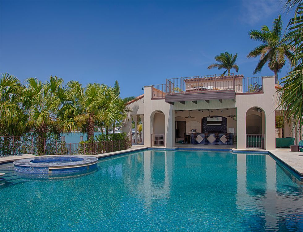 <p>En el norte de Miami Beach, el actor compró en 2005 esta casa, por la que pagó 14,5 millones de dólares. La vivienda principal dispone de siete dormitorios, diez cuartos de baño y sala de cine. Además, en la parcela hay una casa independiente para invitados, jardin frente al mar y muelle privado. Damon pide por ella 18,9 millones de dólares.</p>