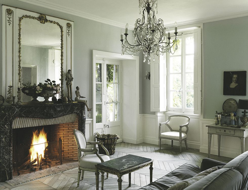 <p>Una plácida tarde al calor de la chimenea estilo Luis XV, pieza original de la casa, al igual que el espejo. Muebles antiguos, como los sillones suecos, la mesita de café italiana y otras piezas nos transportan en el tiempo.</p>