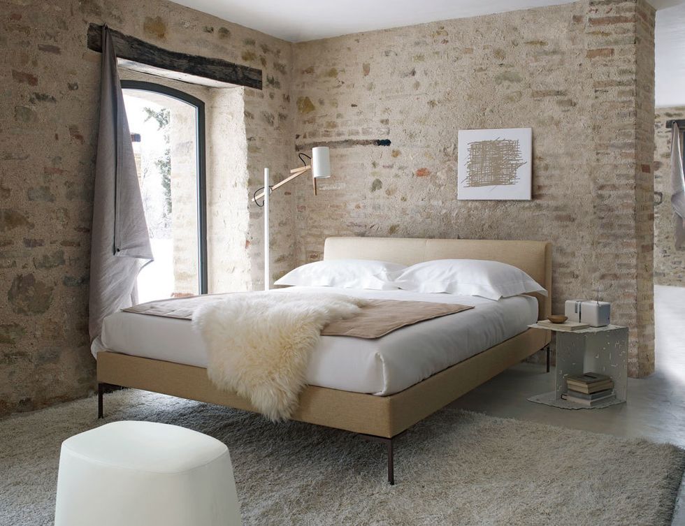 <p>Las paredes de piedra envuelven la cama <i>Charles,</i> de B&amp;B, desde 2.300 €. </p>