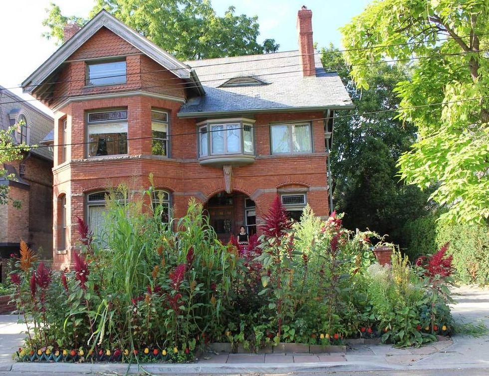 <p>La casa, que se encuentra situada en el prestigioso barrio The Annex, en Toronto, ha conservado su exterior intacto. Alrededor de ella, la decoradora ha creado un oasis con coloridos jardines.</p>