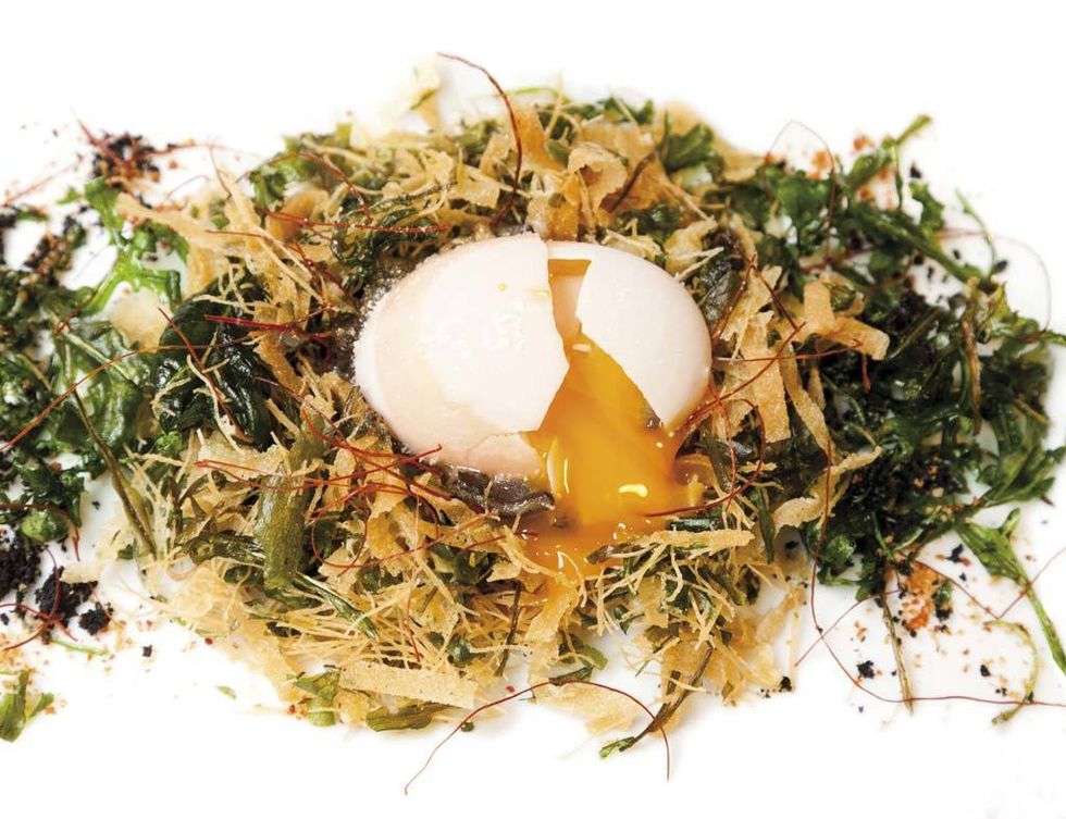 <p>El huevo al nido con cáscara comestible de la barra de Muñagorri es magia pura (Padilla, 56, Madrid, tel. 914 01 47 41).</p>
