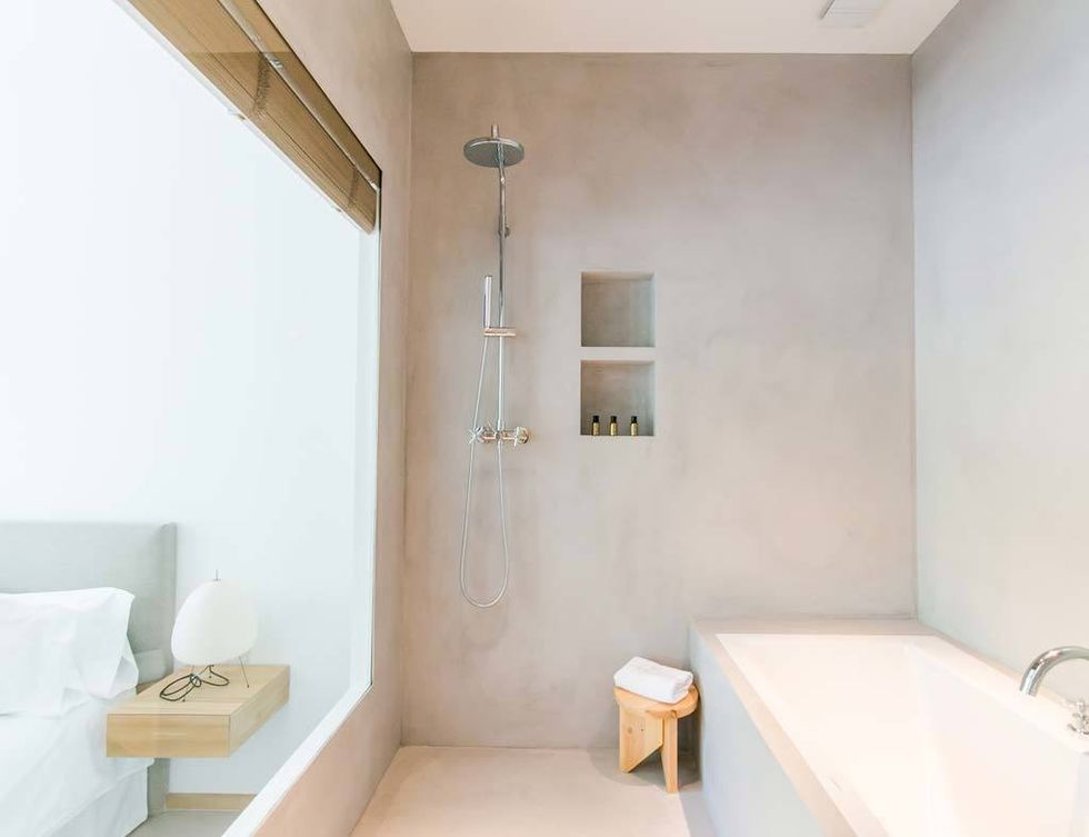 <p>En la suite exterior del hotel Margot House, la zona de dormir se comunica visualmente con la bañera y la ducha a través de un amplio vano. Puede ocultarse si se desea mediante una persiana.&nbsp;</p>
