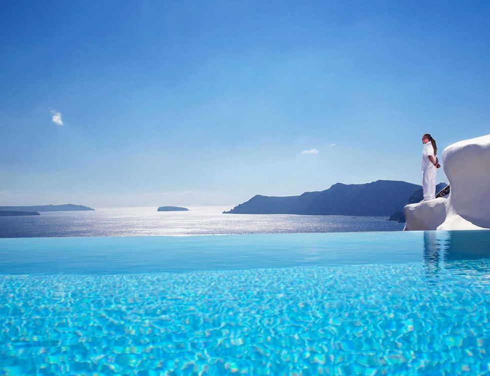 <p>Construido sobre un acantilado en la zona de Oia (Santorini, Grecia), el azul de su infinity pool se funde con el mar Egeo. Una delicia para la vista. </p>