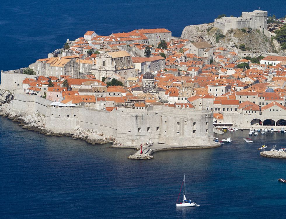 <p>La ciudad croata de Dubrovnik &nbsp;alberga una muralla del siglo VII que es su principal atractivo y el escenario perfecto para dar vida a las historias que transcurren Desembarco del Rey, la capital de los Siete Reinos. &nbsp;También destaca la fortaleza de Lovrijenac, en cuyas murallas se filmó la Batalla del Aguasnegras.</p>