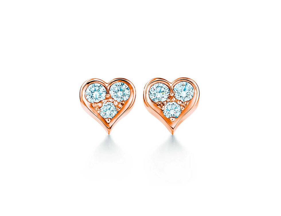 <p>Pendientes en forma de corazón de oro rosa con diamantes (2,400 €).</p>