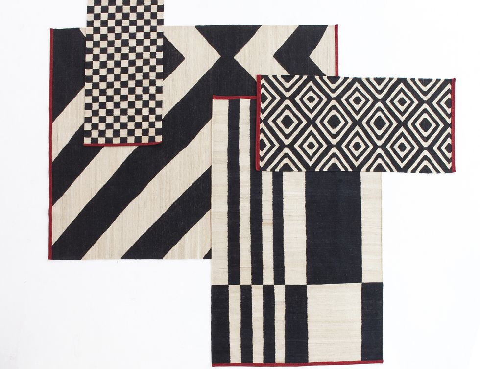 <p>
La célebre fashion designer Sybilla se suma a la tendencia blanco y negro con <i>Mélange</i>, una colección de alfombras creada para la firma nanimarquina. Compuesta por 20 modelos tejidos a mano en Pakistán, juega con las formas geométricas para generar impactantes efectos ópticos. <a href="http://www.nanimarquina.com/" target="_blank">www.nanimarquina.com </a><br />Sybilla nos lo cuenta todo en esta <a href="http://www.elle.es/elledeco/diseno-arquitectura/entrevista-a-sybilla" target="_blank">entrevista</a>.</p>
