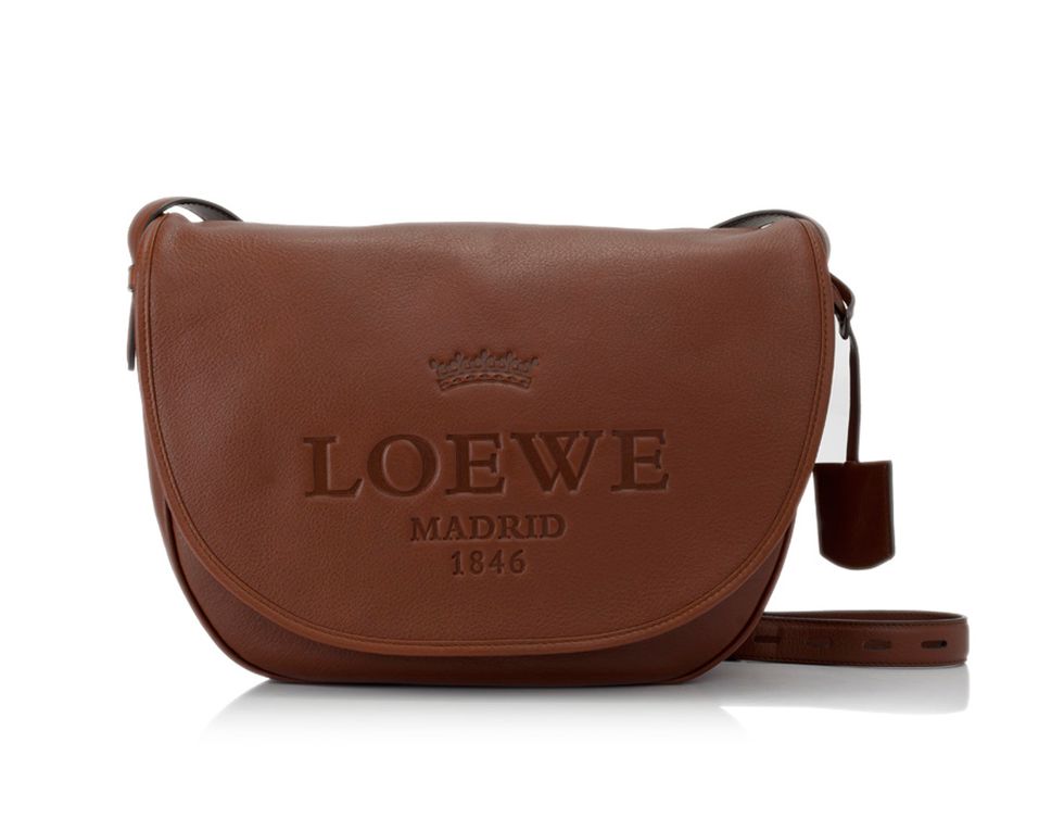 <p>Sin duda el bolso que tienen más chicas del equipo Elle, el&nbsp;Loewe Hertitage Satchel bag en color cuero. Un clásico con estilo que nunca falla.</p>
