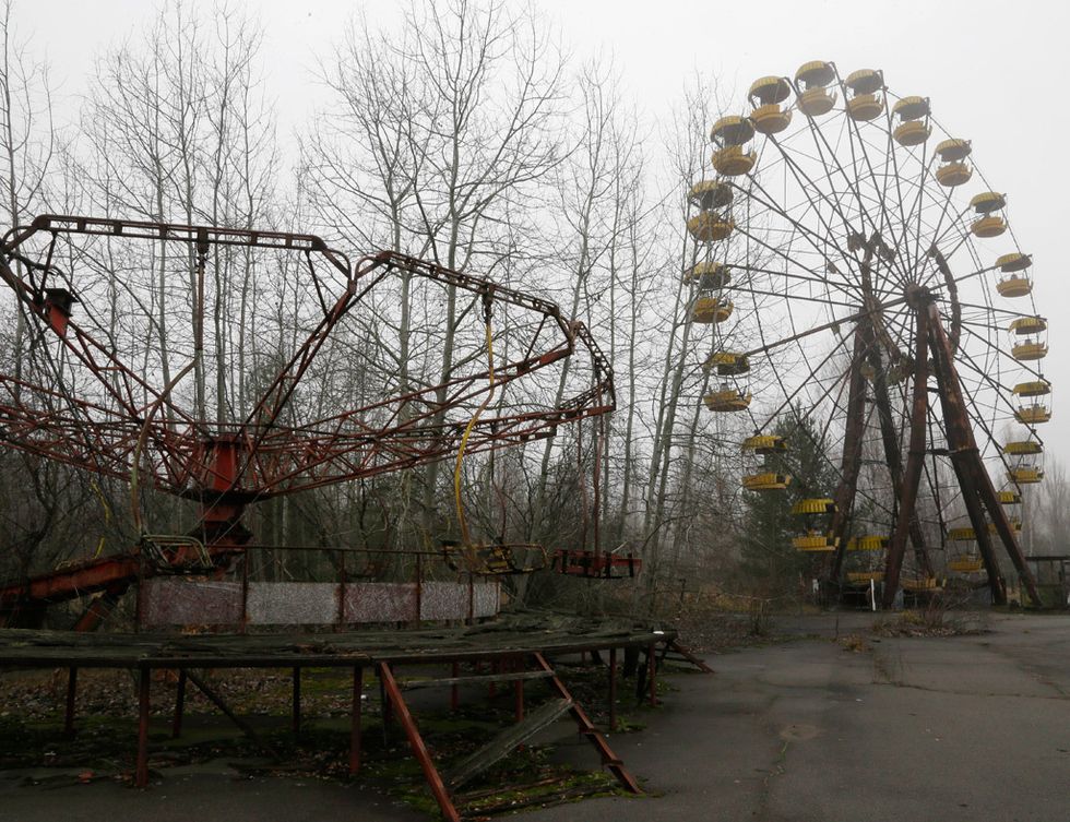 <p>El 26 de abril de 1986, la explosión del reactor de la central nuclear de Chernóbil provocó el peor accidente nuclear de la historia. La vecina localidad de Prípyat tuvo que ser evacuada en tiempo récord, y sus vecinos dejaron atrás sus casas y lugares de ocio. Hoy en día, Prípyat permanece en pie como ciudad fantasma y visitarla resulta verdaderamente sobrecogedor.</p>