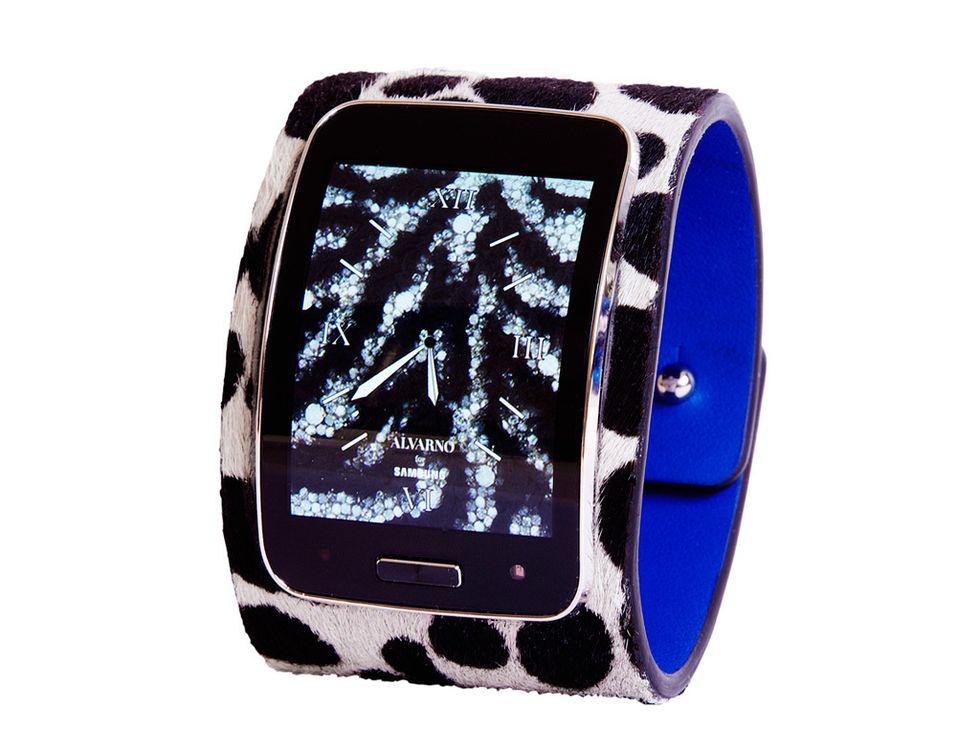 <p>Potente y con su propio espacio para tarjeta SIM, el <strong>Samsung Gear S</strong> es el único 'smartwatch' totalmente independiente del teléfono. Su pantalla curva se adapta a la muñeca y, si dispones de auriculares 'bluetooth', podrás reproducir música sin más dispositivo que tu reloj. </p><p>Precio: 399 € (el modelo diseñado por Alvarno, en la imagen, cuesta 499 €).</p>