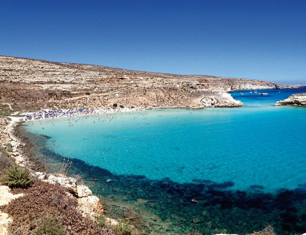 <p>El Mediterráneo alcanza el tercer puesto con este maravilloso arenal de la isla de Lampedusa. El lugar se llama Isola dei Conigli, y presume de unas aguas transparentes que invitan al chapuzón.</p>