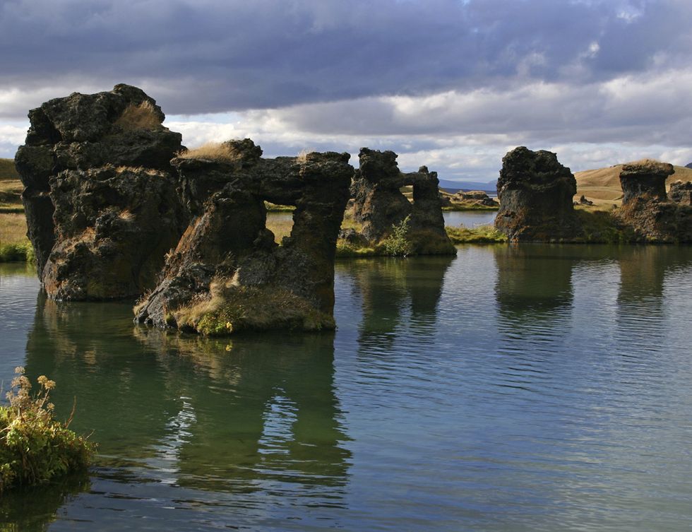 <p>El incomparable paisaje de Myvatn, más concretamente su lago, es otra de las zonas islandesas utilizadas para rodar parte de la segunda y tercera temporada de la serie. La trama de Jon Nieve con los salvajes se desarrolla también aquí.</p>