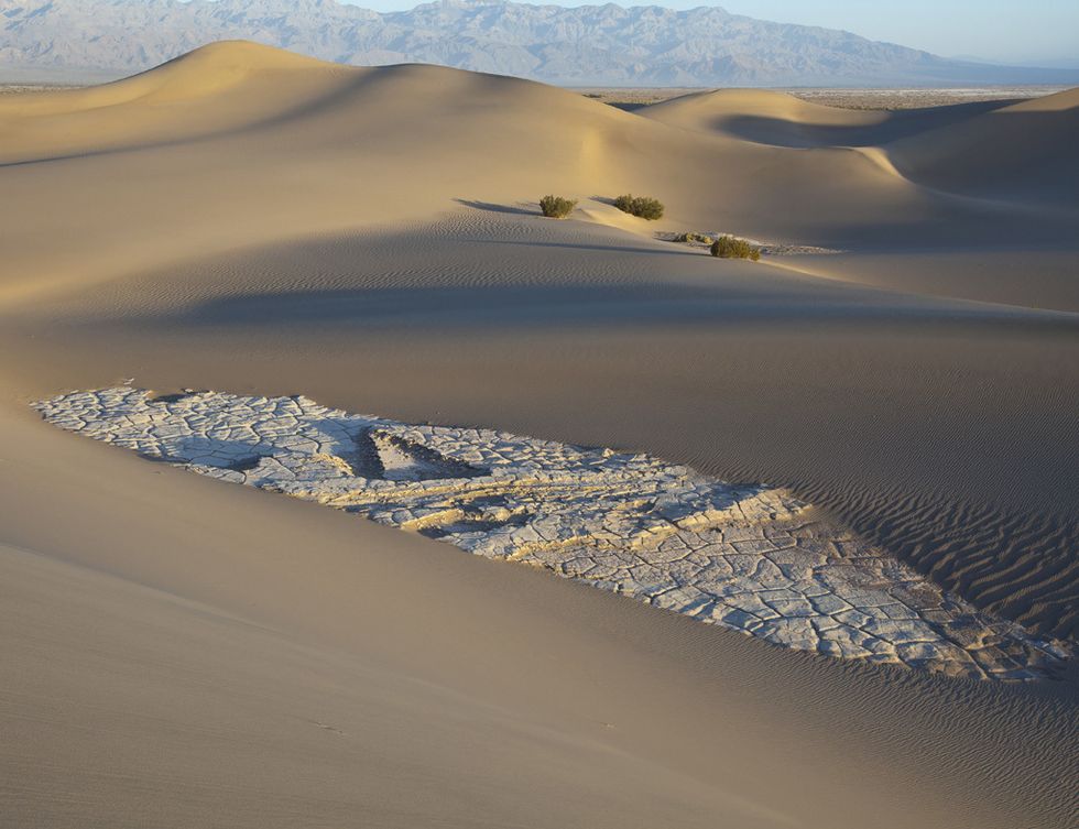 <p>Las dunas de arena Mesquite Flat se encuentran en el Parque Nacional del Valle de la Muerte, en California. Son las más conocidas de esta zona y sus puestas de sol son algo digno de ver. En ellas se han rodado escenas de películas como 'Star Wars'.</p><p>&nbsp;</p>