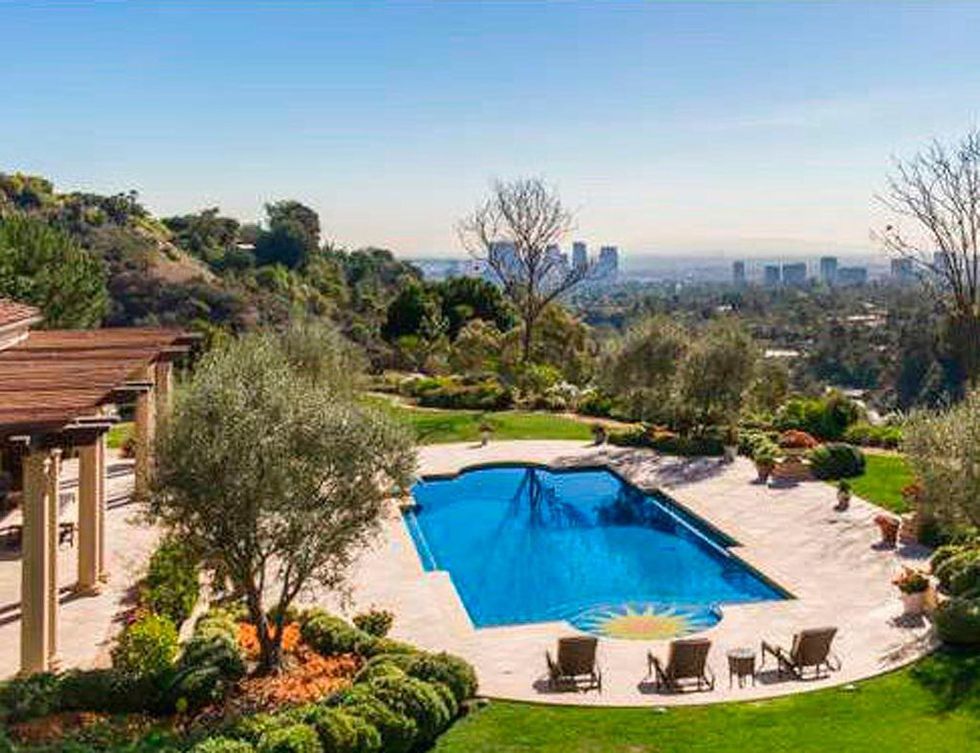 <p>Uno de los atractivos de la vivienda es la amplia piscina exterior, con vistas a los alrededores de Beverly Hills. También cuenta con una piscina cubierta, pista de tenis, gimnasio, biblioteca, bodega...&nbsp;</p>