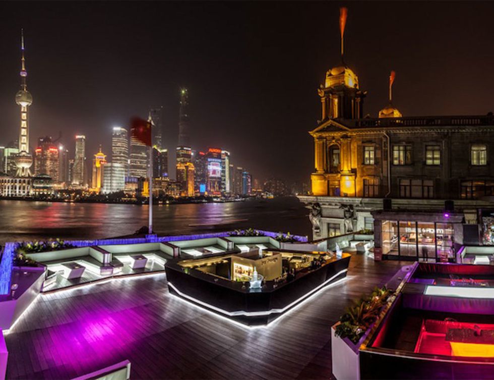 <p>&nbsp;El río&nbsp;Huangpu separa Shanghai en dos. En esta ciudad china los restaurantes en los rascacielos son realmente increíbles, pero si quieres disfrutar de una copa viendo brillar los edificios del famoso <i>skyline</i> de Pudong deberás cruzar a la zona del Bund y subir al <strong>Bar Rouge</strong>. Además, en ese lado del río se encuentran algunos de los edificios más emblemáticos de la etapa colonial europea. El contraste es realmente mágico.</p><p><strong>18 Zhongshan East 1st Rd, Huangpu, Shanghai.</strong></p>