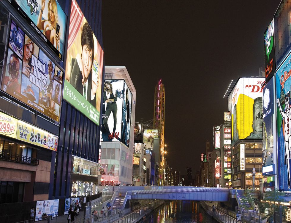 <p>Esta ciudad, reconstruida tras  la Segunda Guerra Mundial, hoy se reinventa con el culto al neón  y su devoción por la gastronomía. El encanto de Osaka es muy particular. No es que salte a la vista, es que la aturulla. Cuando aterrices en el aeropuerto de Kansai y pongas el pie en este planeta reconstruido a base de edificios cuadrados, no verás huellas del misticismo oriental. En cambio te rodearán avenidas elevadas que hacen de la ciudad un gigantesco Scalextric; decenas de locales dedicados al juego del pachinko (muy parecido al pinball) y un carrusel de luces. Un impacto visual que, unido al culto obsesivo por el gato de la suerte, eclosiona en la zona de Dotonbori, la más conocida y fascinante de Osaka. </p>