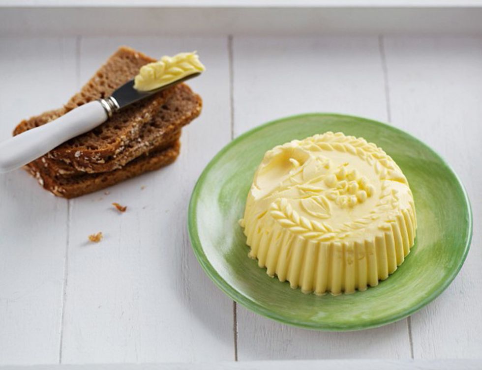 <p>Muchos consideran a la margarina un alimento más saludable que la mantequilla. Para otros, es un producto nocivo a evitar. ¿Quién tiene razón? Todos y nadie: ninguno de los dos productos es perjudicial en sí, pero debido a su alto contenido en grasas deben ser tomadas con mucha moderación y en pequeña cantidad. Así que no: tomar margarina en lugar de mantequilla no te exime de tener cuidado.</p>