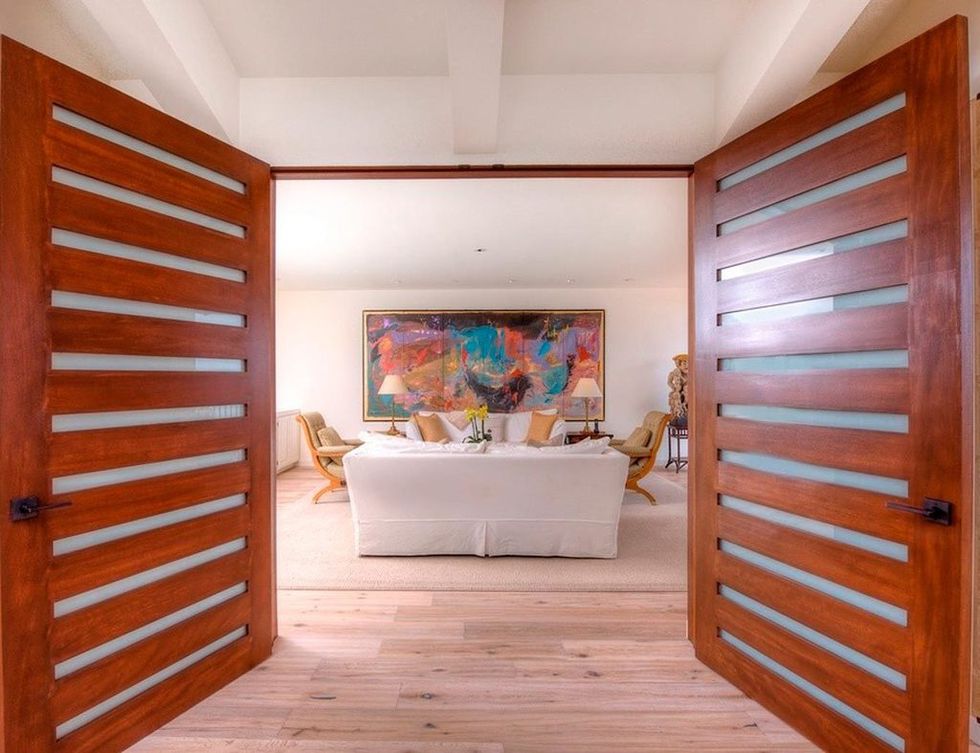 <p>Estas enormes puertas de madera dan paso al salón. </p>