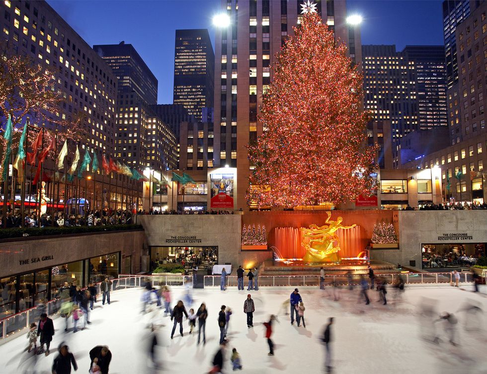 <p>Cargada de tradición, la pista de patinaje del Rockefeller Center en la ciudad de los rascacielos es la más famosa del mundo. Con una capacidad aproximada para 150 patinadores, está abierta desde finales del mes de octubre hasta marzo. Aunque la fecha más especial para visitarla es Navidad, también es la más concurrida y las colas de espera son bastante largas.&nbsp;</p>