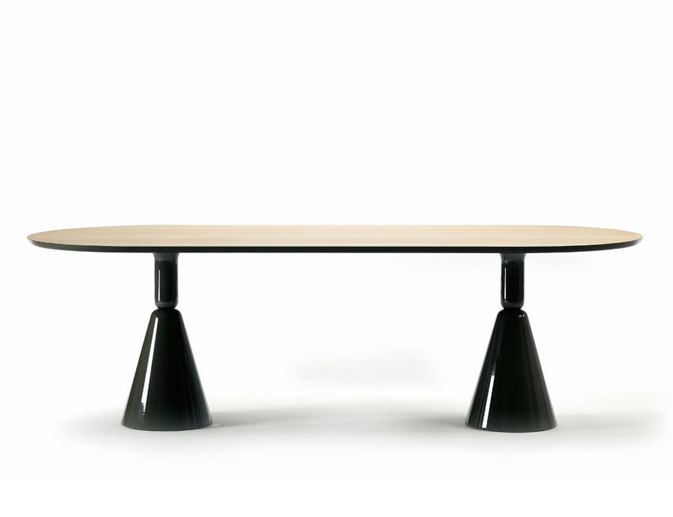 <p>La Pion (Peón) es una mesa de comedor con patas lacadas y sobre de madera natural, que se suma a la serie de banquetas y mesitas para la firma Sancal.</p>