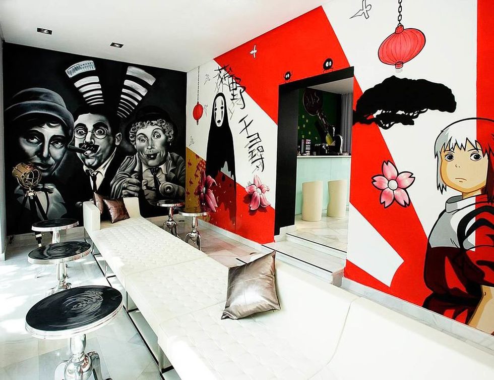 <p>
Cada una de sus elegantes y luminosas habitaciones ha sido decorada de forma individual por ilustradores internacionales, con murales y grafitis que hacen referencia a distintas películas. Las zonas comunes como su bar y cafetería, también siguen un estilo cinematográfico.<br /><a href="http://www.booking.com/hotel/es/dormirdcine.es.html" title="Hotel Dormirdcine Madrid" target="_blank">www.booking.com/hotel/es/dormirdcine.es.html</a></p><p>&nbsp;</p>