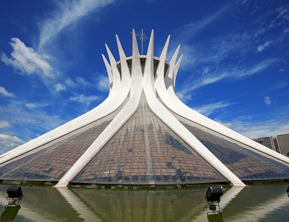 <p>Creada en 1970 la La Catedral Metropolitana o Catedral de Brasilia es obra del arquitecto Oscar Niemeyer y destaca por sus 16 impresionantes columnas de hormigón. Mide 40 metros y su base circular mide cerca de 70 metros. Su interior, con capacidad para 4.000 personas, es todavía más espectacular por su vidriera que da la sensación de estar abierta al cielo. </p>