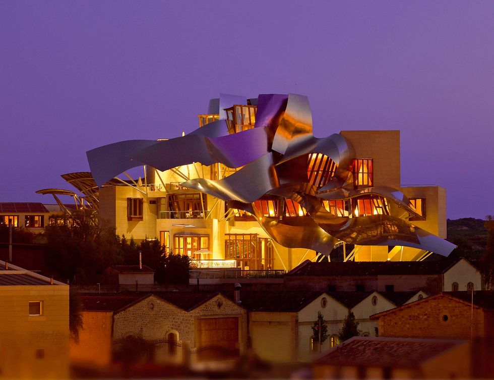 <p>Obra de Frank Gehry, emerge como una escultura en medio de los viñedos de Elciego (Álava). Su increíble diseño, la calidad de su gastronomía y, claro está, de sus vinos, y el tamaño de las habitaciones son algunos de los aspectos destacados por los usuarios de Trip Advisor.</p>