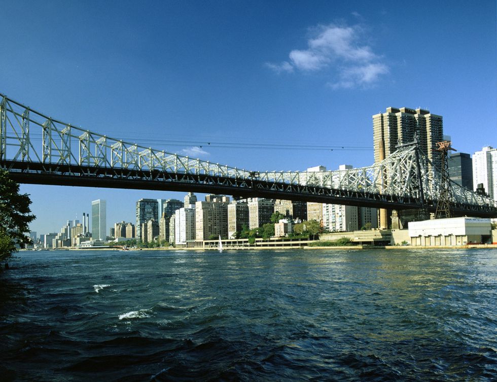 <p>El puente de Queensboro es la vía que conecta las mansiones de Jay Gatsby y Daisy Buchanan con Manhattan. En la película se puede ver a Leonardo Dicaprio conduciendo su coche a toda velocidad por este puente. &nbsp;</p>