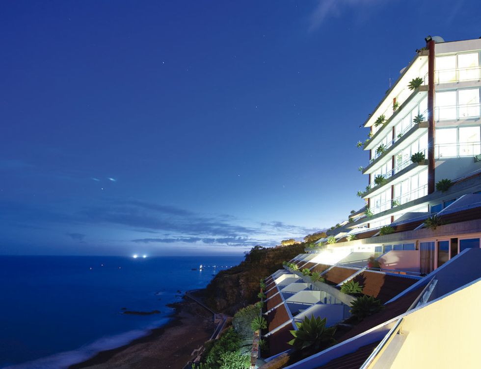 <p>El hotel <a href="http://www.orcapraia.com" target="_blank">Orca Praia</a> se encuentra en la localidad de Funchal, sobre la playa del Arieiro. Sus estancias (desde 65 euros) con balcones hacia el Atlántico son una tentación, tanto como la piscina y el spa.</p><p>Te encantará dar una vueltecita por el océano a bordo de la lancha Dragón Azul, desde la que puedes realizar pesca deportiva o avistar delfines y tortugas. El pasaje por medio día cuesta 50 euros, que se convierten en 90 euros si dispones de toda la jornada.&nbsp;</p>