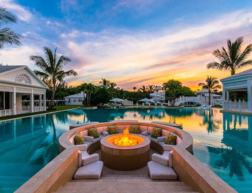 <p>La parte trasera de la casa de Celine Dion en Jupiter Island, Florida, es de todo menos convencional. Además de tres piscinas, cuenta con un parque acuático con un megatobogán en espiral. Si te gusta, la mansión está a la venta por 55 millones de €.&nbsp;</p>