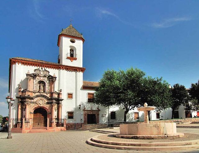 Iglesia de San Juan Bautista, con sus mármoles policromados.