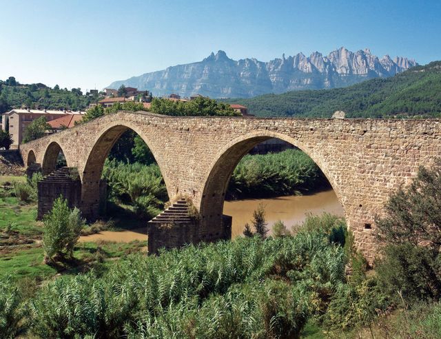 Puente sobre el Llobregat, con Montserrat al fondo.