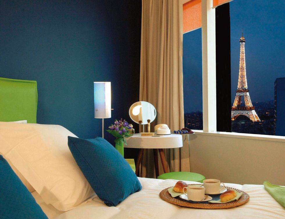 <p>Mucho encanto, es la definición de este apartamento parisino que te permite observar el perfil iluminado de la torre Eiffel desde la cama. Desde luego, es el escondite perfecto para pasar una semana con tu gran amor, desde 910 euros.&nbsp;</p><p>Por si fuera poco, se encuentra a orillas del Sena, frente al encantador parquecito Béla Bartók.&nbsp;</p><p>Este complejo de estudios ofrece el acceso gratuito a la sala de fitness, limpieza diaria (excepto cocina y vajilla) y un kit de mantenimiento.</p><p>&nbsp;</p><p><a href="http://www.pierreetvacances.com" target="_blank">Adagio París Tour Eiffel.</a> Rue du Théâtre, 14. París (Francia).&nbsp;Tel.&nbsp;900 90 13 55.&nbsp;</p>