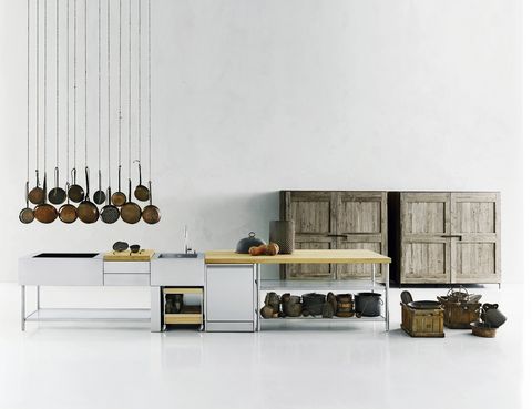 <p>Modelo <i>Open</i>, de Piero Lissoni para Boffi, es una cocina monobloque con una mesa-barra. Aquí con los armarios Madia de abeto envejecido.&nbsp;</p>