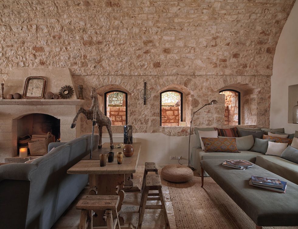 <p>En el lounge, un sofá adosado a la pared y una mesa y banquetas de madera natural sin tratar.</p>