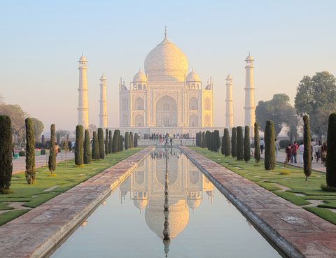 <p>Esta lista no estaría completa sin una de las construcciones más bellas del mundo, una de sus siete maravillas. Y se contempla de otra manera al saber que es el homenaje del emperador Sha Jahan a su amada, Mumtaz Mahal, fallecida trágicamente en su 13º parto; un lugar en el que reposan ambos juntos para siempre. </p>