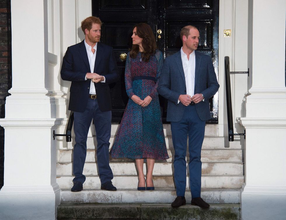<p><strong>Kate Middleton</strong> con un vestido fluido estampado por la rodilla con motas azules y rojas de <strong>L.K. Bennet</strong> y zapatos en azul de <strong>Rupert Sanderson</strong> espera junto al <strong>Príncipe William</strong> y su hermano <strong>Harry</strong>&nbsp;<strong>de Gales</strong> a los Obama.&nbsp;</p>