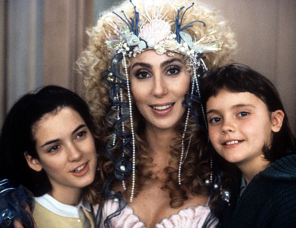 <p>En 'Sirenas' (Richard Benjamin, 1990) compartía cartel con Cher, Bob Hoskins y una diminuta Christina Ricci (a la derecha en la foto).</p>