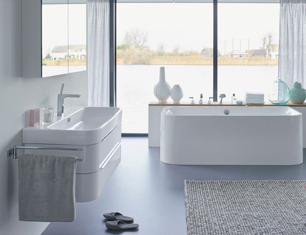 <p>Piezas blancas y suelo  negro. Mueble-lavabo, 1.616 €, y la bañera, 2.591 €, son el modelo Happy-D2, de Duravit.</p>