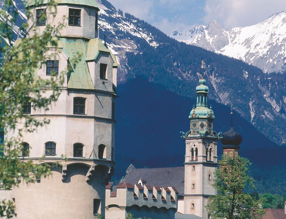 <p>Tiene unos ciento veinte mil habitantes y unas impresionantes vistas a las montañas: la ciudad austriaca de Innsbruck es todo un paraíso para los amantes del esquí. Para los poco amantes de los deportes de invierno, su casco histórico de origen medieval bien merece un viaje hasta allí.</p>