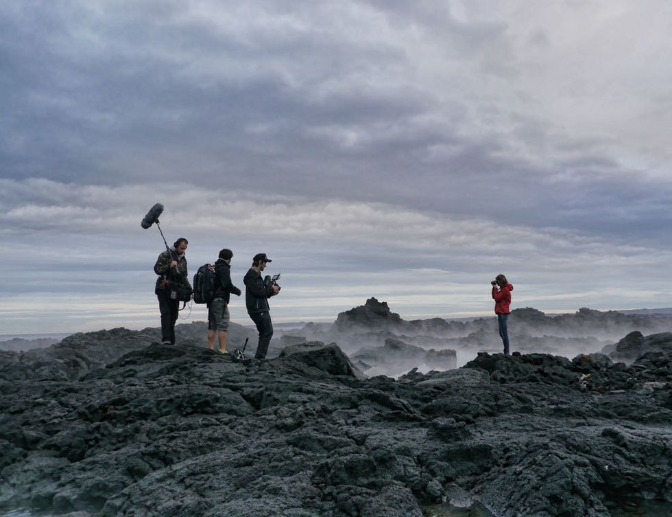 <p>La fotógrafa de moda, Mel Karch, se enfrentó al reto de cambiar modelos por paisajes, y fotografiar durante tres días los rincones de Islandia. Este es el resultado.</p>