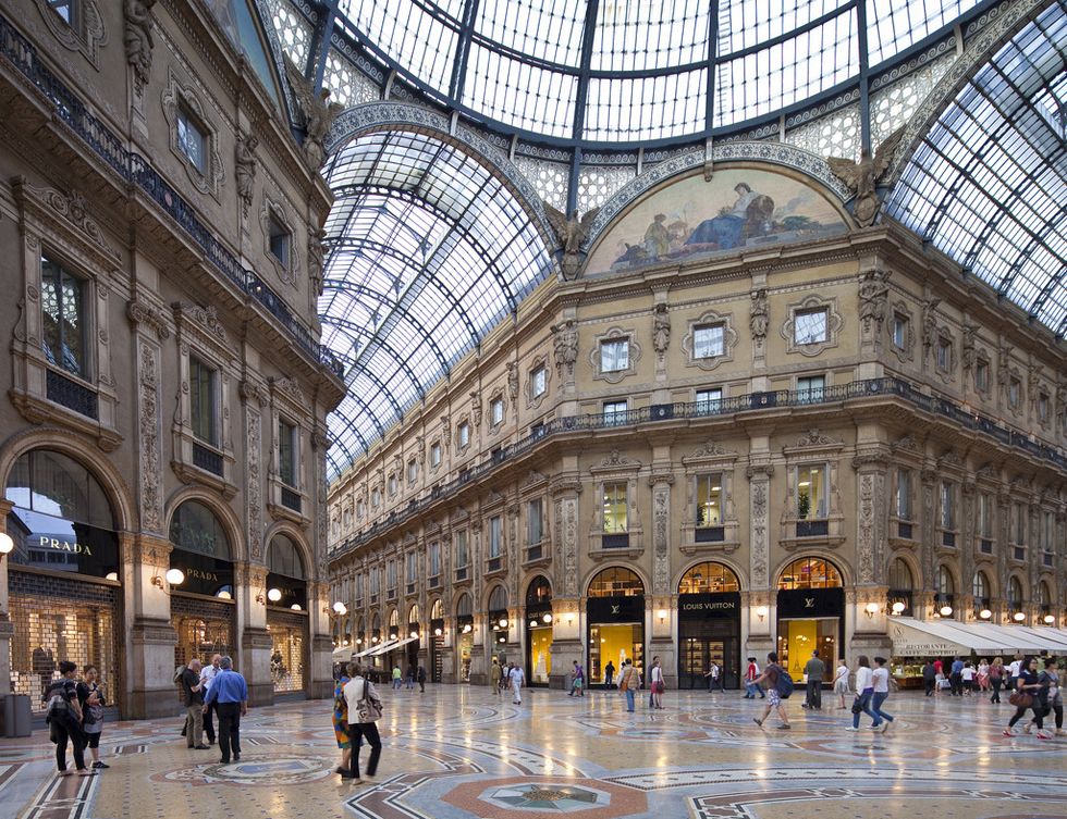 <p>Italia en sí es un país para vivir la moda, pero el centro neurálgico es Milán. Con centros comerciales como la Rinascente o la Galeria Vittorio Emanuele II. El lujo se reúne en el Cuadrilátero de la Moda, formado por Via Montenapoleone, Via Sant’Andrea, Via Manzoni y Via della Spiga. Pero para los bolsillos más asequibles también hay un hueco en la Via Vittorio Emanuele II o en la Via Torino. Si prefieres un outlet, no te pierdas 10 Corso Como y Dmagazine.</p>