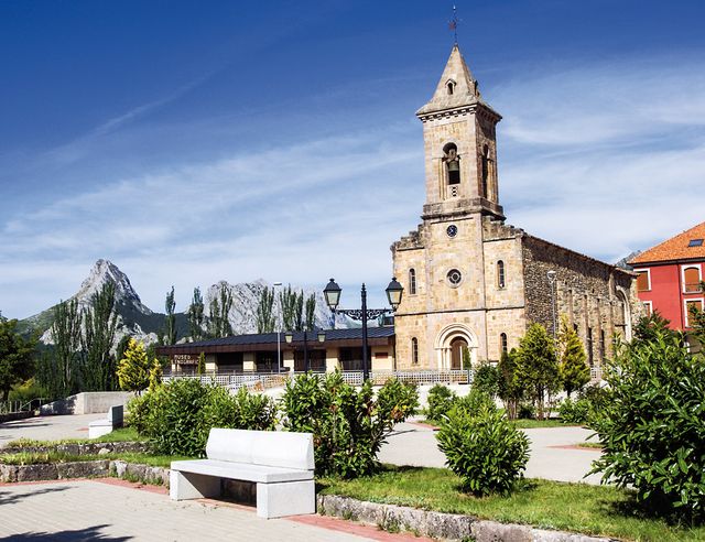 Portada románica de la iglesia de Santa Águeda.