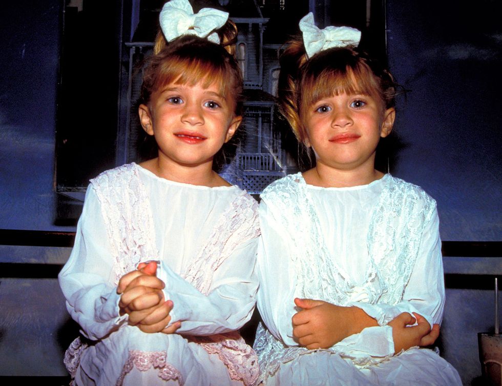 <p>La adorable&nbsp;<strong>Michelle Tanner</strong> era un personaje interpretado por las gemelas <strong>Mary Kate y Ashley Olsen</strong>, que, con los años, se convirtieron en referencia en el mundo de la moda, desde su propia forma de vestir hasta sus creaciones como diseñadoras.</p>