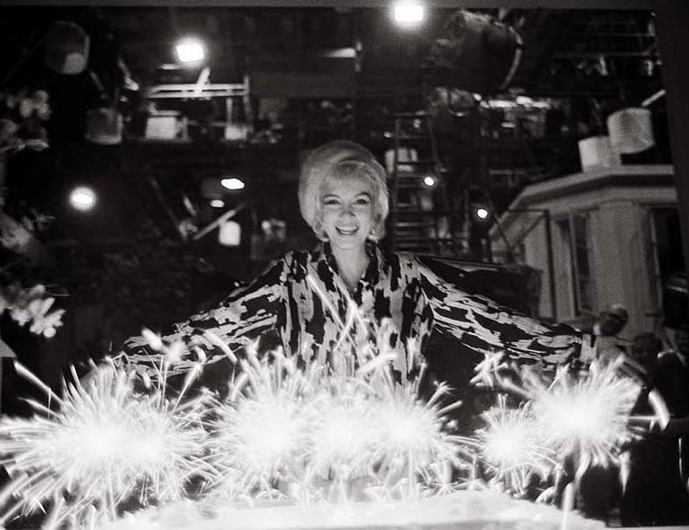 <p>Marilyn apagando las velas del que sería su último cumpleaños, en 1962, durante el rodaje de 'Somethimes's got to give'.</p>