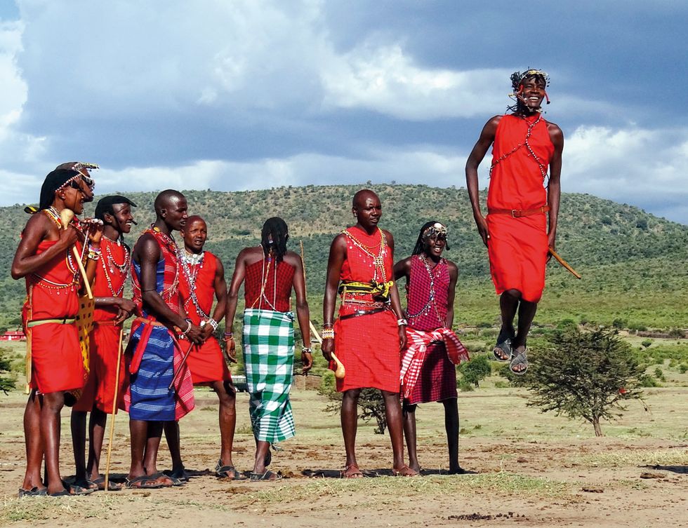 <p>La cercanía de los turistas ha cambiado radicalmente la organización de los masai: casi un millón de personas que viven entre el norte de Tanzania y el sur de <a href="/edicion/gallery/681826/(offset)/old.magicalkenya.com" target="_blank">Kenia.</a> Altos, esbeltos y con sus típicas prolongaciones en las orejas, los masai han tenido que abandonar sus territorios, protegidos por el gobierno local.</p><p>A cambio, permiten visitar sus manyattas –casas hechas con excremento, paja y barro– y presenciar sus bailes, como el ipid.&nbsp;</p>
